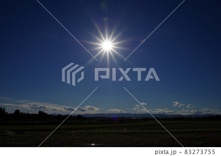 太陽が眩しい秋晴れの風景 83273755