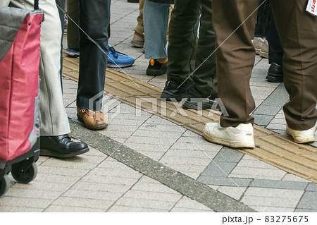 選挙 街頭演説、点字ブロックと観衆 選挙 街頭演説、点字ブロックと観衆 83275675