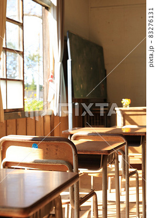 旧上岡小学校の教室　10月 83276131