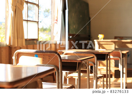 旧上岡小学校の教室　10月 83276133