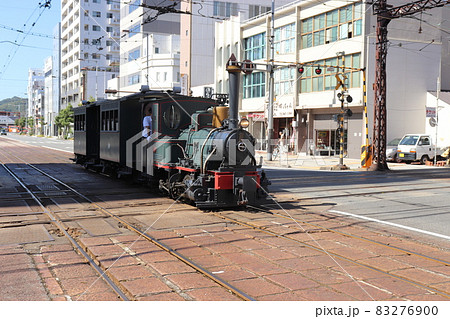 平面交差を行く坊っちゃん列車 伊予鉄道　松山市　愛媛県　四国 83276900