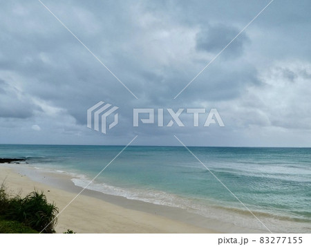 沖縄県宮古島　島の海岸線　ビーチ　水平線 83277155