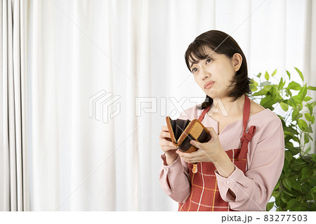 財布を開けて途方に暮れる女性 財布を開けて途方に暮れる女性 83277503