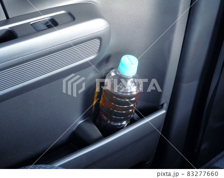 自動車の後部座席のドアパネルにあるドリンクホルダー 自動車の後部座席のドアパネルにあるドリンクホルダー 83277660