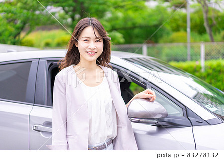 マイカーを購入した若い女性 マイカーを購入した若い女性 83278132