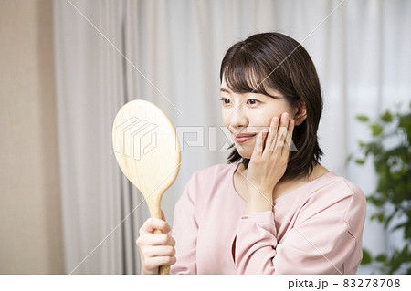 手鏡を見て微笑む女性 手鏡を見て微笑む女性 83278708