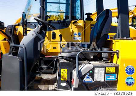 建設車両　重機ブルドーザーの運転席 83278923