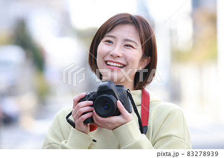 写真を撮る女性 写真を撮る女性 83278939