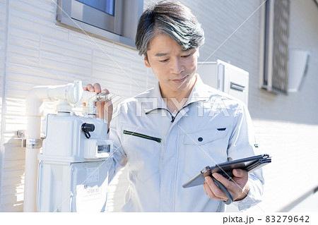 ガスメーターの点検をする作業員 83279642