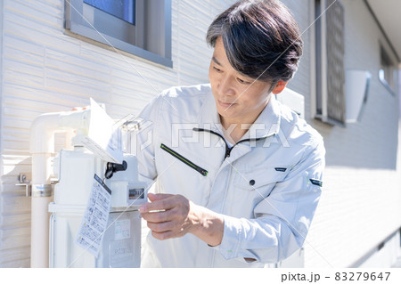 ガスメーターの点検をする作業員 83279647