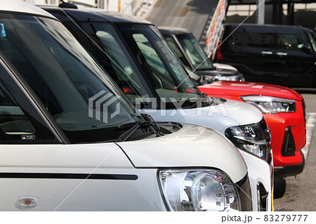自動車販売店で展示されている自動車 自動車販売店で展示されている自動車 83279777