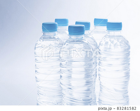 ペットボトル　水 83281582