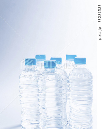 ペットボトル　水 83281583