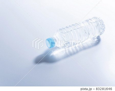 ペットボトル　水 83281646