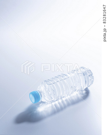 ペットボトル　水 83281647