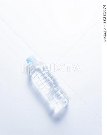 ペットボトル　水 83281674