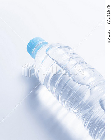 ペットボトル　水 83281676