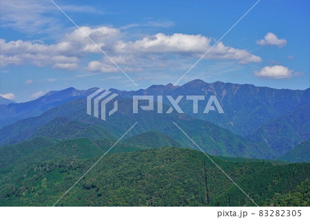 熊伏山青崩の頭からの南アルプス深南部の山々 83282305