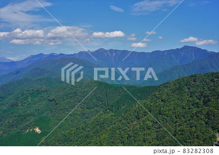 熊伏山青崩の頭からの南アルプス深南部の山々 83282308