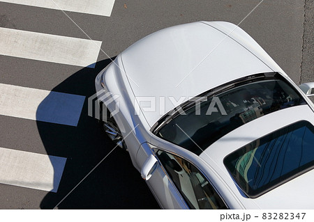 左折する自動車 イメージ 左折する自動車 イメージ 83282347