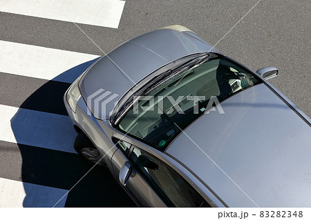 左折する自動車　イメージ 83282348