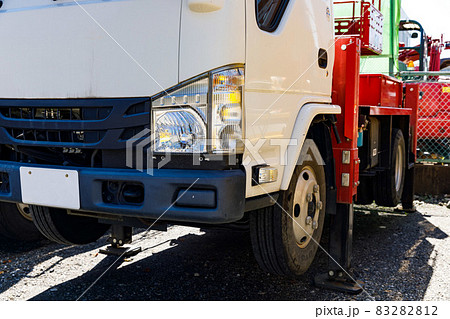 建設車両　高所作業車　ジャッキアップ 83282812
