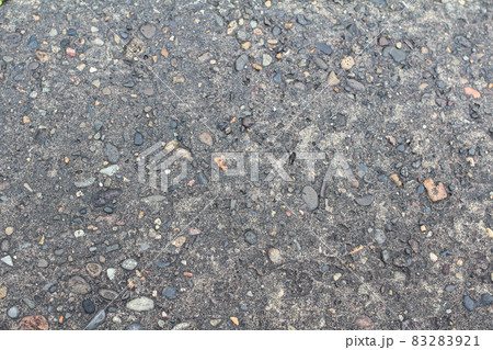 俯瞰の砂利とコンクリート 83283921