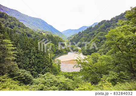 中津川渓谷と新緑の山々 中津川渓谷と新緑の山々 83284032