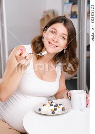 Pregnant woman eating healthy food in cafe 83285223