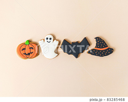 Various Halloween gingerbread cookies - Jack O'Lantern, ghost, bat and black hat on beige background. 83285468