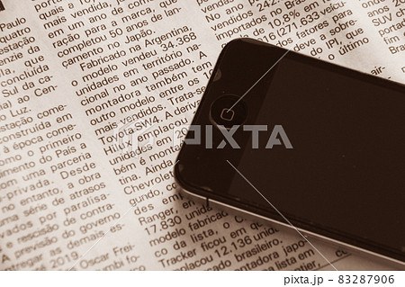外国語新聞とスマホ ビジネスイメージ セピア色 外国語新聞とスマホ ビジネスイメージ セピア色 83287906