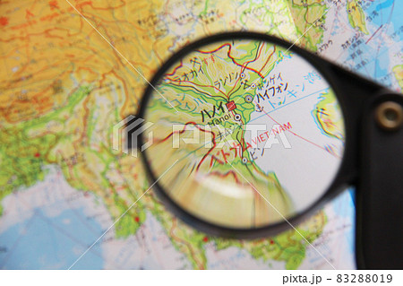 世界地図とルーペ 旅のイメージ 世界地図とルーペ 旅のイメージ 83288019