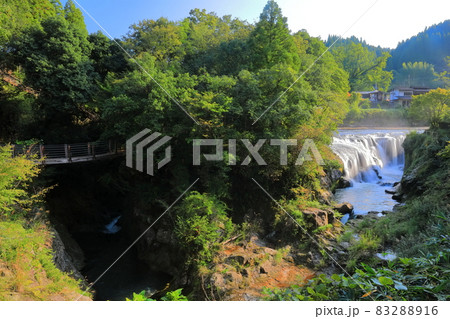 【熊本県】晴天下の鍋釜滝 83288916
