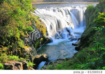 【熊本県】晴天下の鍋釜滝 83288918