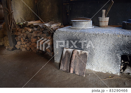 かまど 古風な台所 83290466