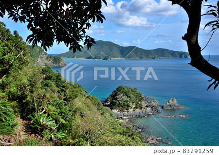 奄美大島　秋晴れの空と美しい大島海峡 83291259