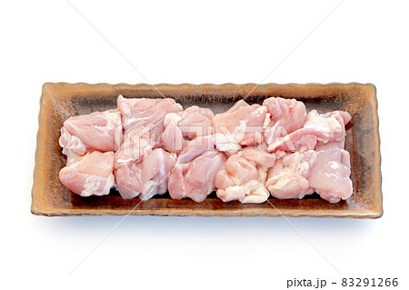 唐揚げ用にカットされた若鶏もも肉【皿乗せ】 唐揚げ用にカットされた若鶏もも肉【皿乗せ】 83291266