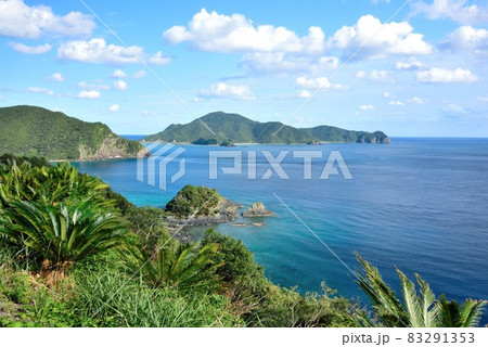 奄美大島　秋晴れの空と美しい大島海峡 83291353