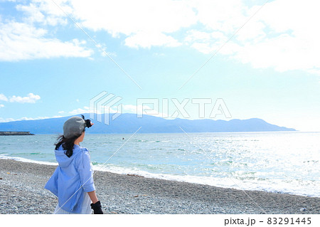 伊豆半島を見る女性の後姿 83291445