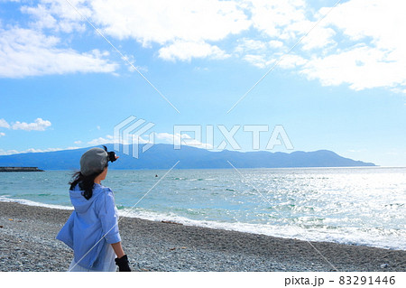 伊豆半島を見る女性の後姿 83291446
