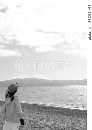 伊豆半島を見る女性の後姿 83291448