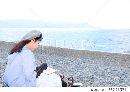 旅先で海をスケッチする画家の女性の姿 旅先で海をスケッチする画家の女性の姿 83291571