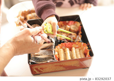お正月準備で孫とおばあちゃんのおせち作り 83292037
