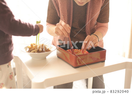 お正月準備で孫とおばあちゃんのおせち作り 83292040