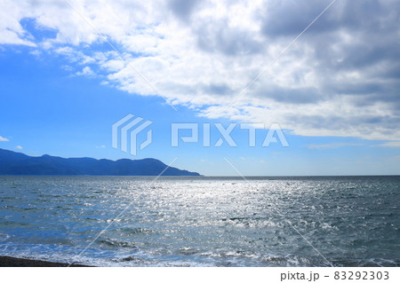 秋の駿河湾の海 83292303