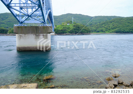 透明の黒之瀬戸大橋の海 83292535