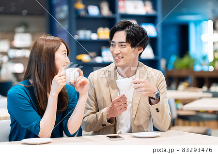 女性　カフェ　友達　カップル　デート　ティータイム　撮影協力：Creadisce（丸善雄松堂株式会社 83293476