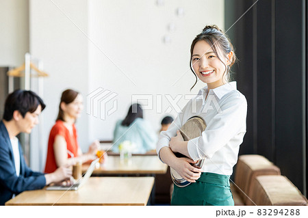 カフェの若い女性の店員 83294288