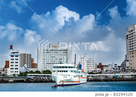 沖縄泊港に入港するフェリーざまみ 83294520