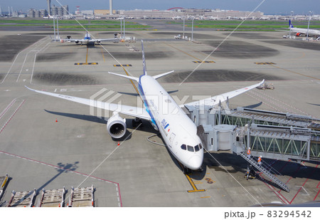 タラップが接続された飛行機 タラップが接続された飛行機 83294542